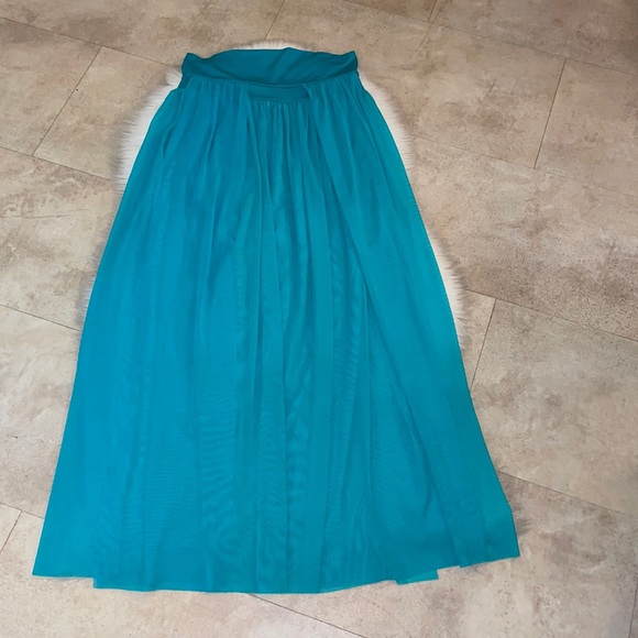 Jets by Jessika Allen Tulle Aspire Layered Mesh Maxi Coverup Skirt - Picture 3 of 7